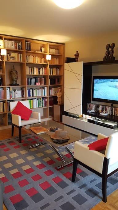 Apartment Equipe Pour 4per Parking Privatif Suresnes